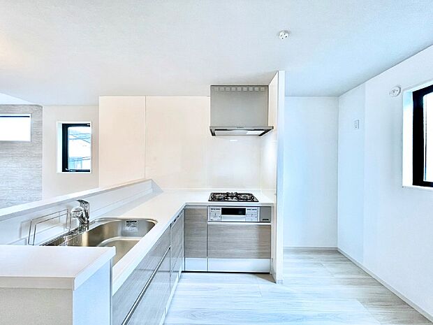 【ダイニングキッチン】爽やかな風が通り抜けるキッチン。窓があるので明るく換気にも役立ちます。