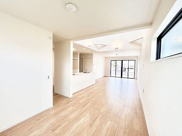 【リビングダイニング】明るい陽光が注ぎ、寛ぎの雰囲気に満たされるリビングダイニング