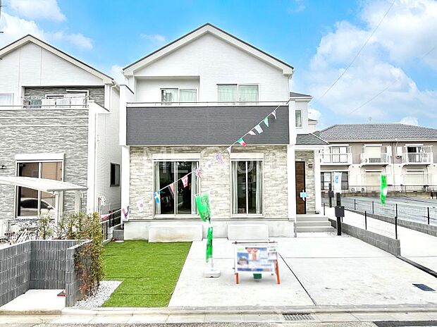 【現地外観写真】洗練された外観、上質な住空間が広がる室内は永く安心して過ごせる住居です。 