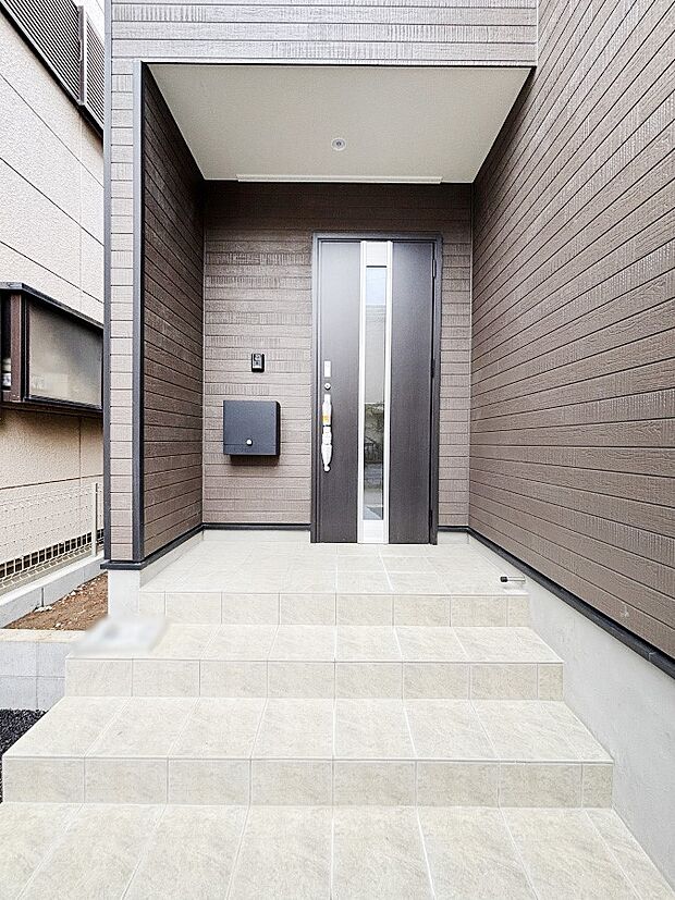 【玄関】シンプルで落ち着いた雰囲気の玄関でご家族やお客様をお出迎え!