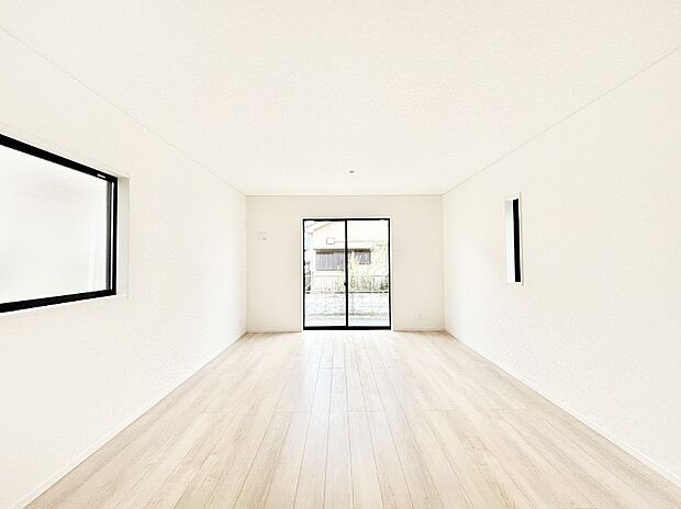 【リビングダイニング】明るい陽光が注ぎ、寛ぎの雰囲気に満たされるリビングダイニング