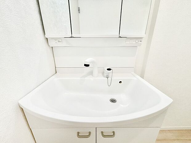 【その他設備(シャワー水栓洗面化粧台)】ハンドシャワー付き!使いやすい洗面台。