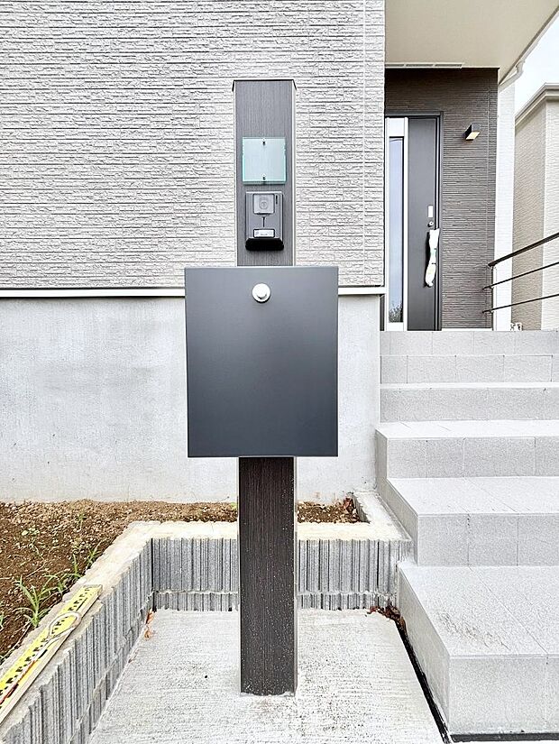 【その他現地】表札・インターホン・ポストをひとつに集約。エントランスになじむシンプルデザイン。