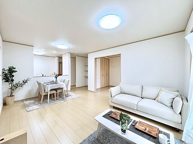 【ダイニング】「ただいま」「おかえり」家族とのコミュニケーションが深まるリビングイン階段があります。 