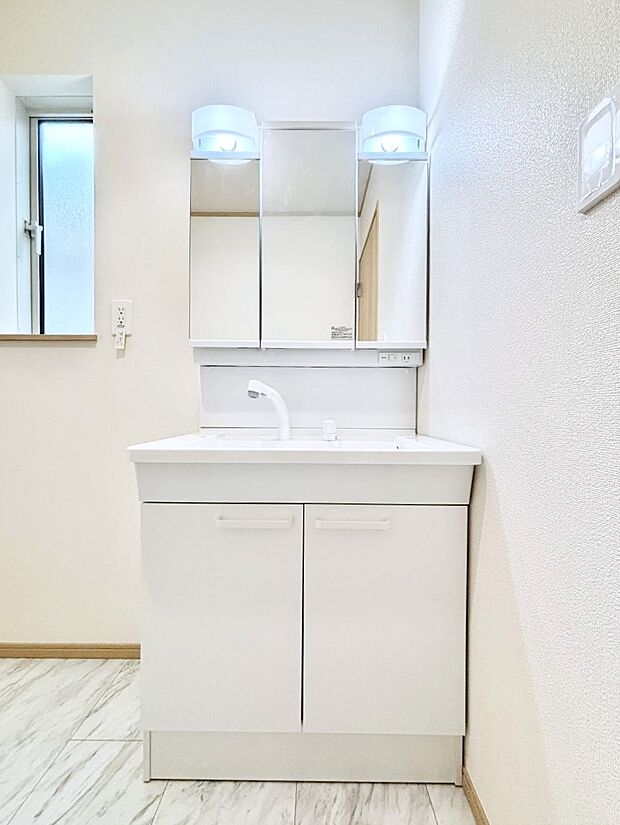 【洗面台・洗面所】大きく見やすい三面鏡で清潔感ある洗面台は、身だしなみチェックや肌のお手入れにおすすめです。