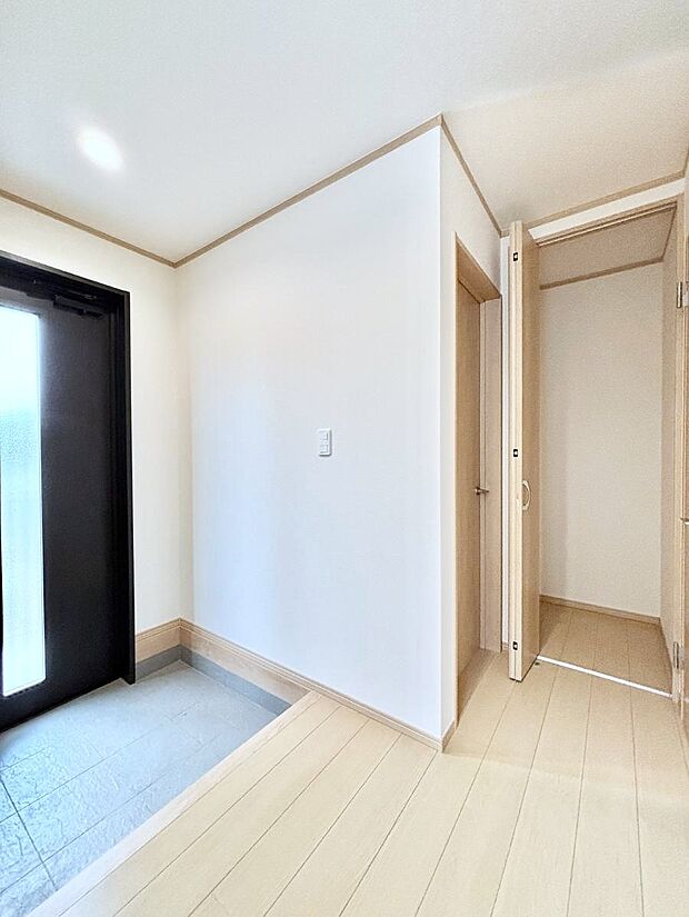 【その他設備(玄関ホール収納)】玄関ホール収納です。掃除道具やお出かけ用グッズの収納に便利です。