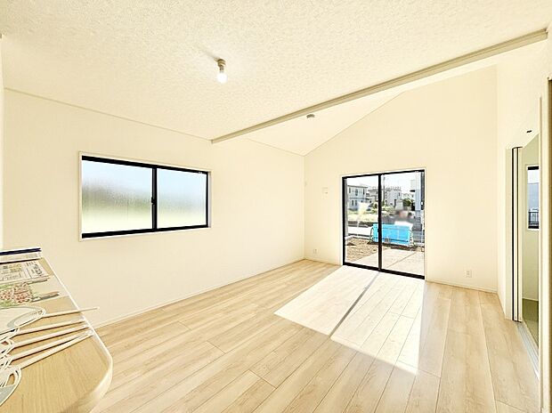 【リビングダイニング】大きな窓からたっぷりの陽光と風を感じられるリビング