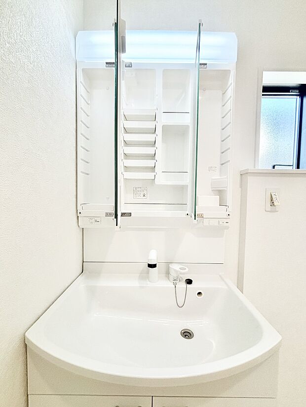 【その他設備(三面鏡裏収納)】三面鏡の裏に、化粧品や衛生用品などを収納可能。洗面台をすっきりと保ちます！