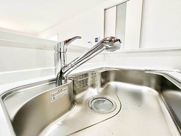 【その他設備(蛇口一体型浄水器)】いつでも清潔なおいしいお水を。一つの水栓で水道水と浄水を使い分け。