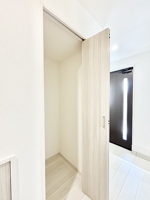 【その他設備(廊下収納)】掃除用具や生活雑貨の保管に便利な廊下収納  