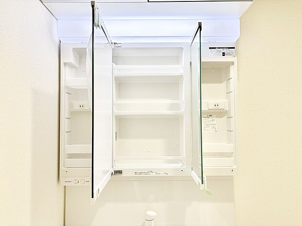 【その他設備(三面鏡裏収納)】三面鏡の裏に、化粧品や衛生用品などを収納可能。洗面台をすっきりと保ちます！