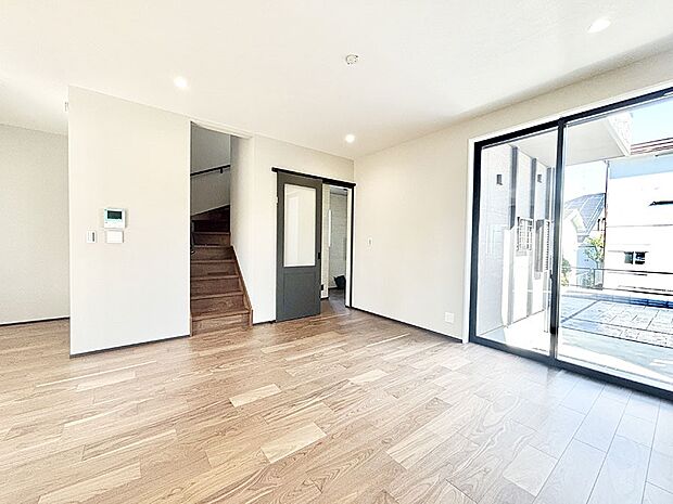 【リビングダイニング】大きな窓からたっぷりの陽光と風を感じられるリビング