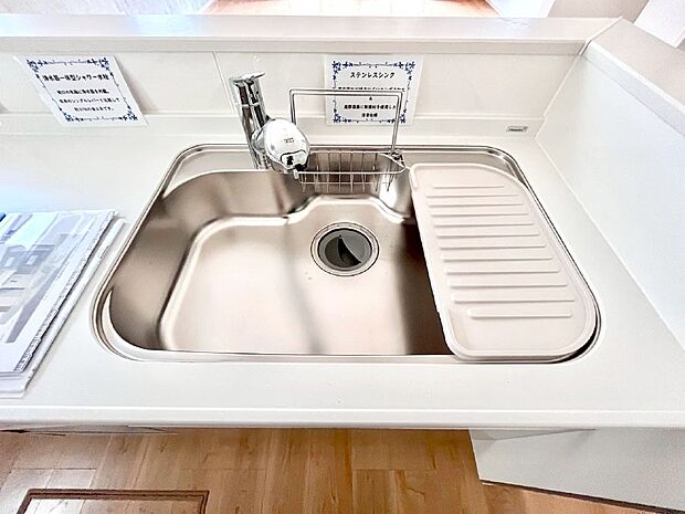 【その他設備(シンク)】広々としたシンクでお料理やお皿洗いもラクラク快適に!