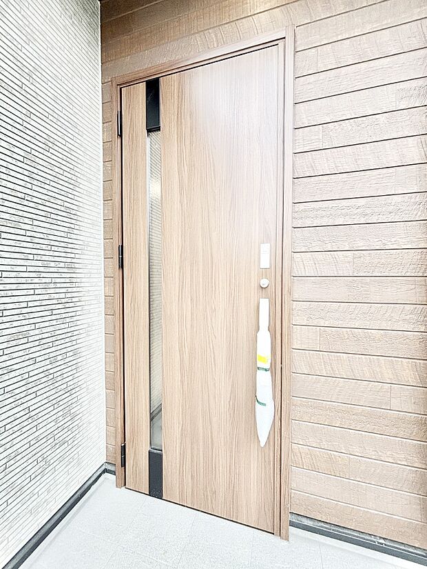 【玄関】玄関前は雨が降っても濡れにくい屋根付き