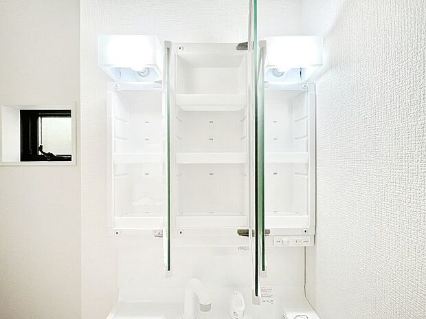 【その他設備(三面鏡裏収納)】三面鏡の裏に、化粧品や衛生用品などを収納可能。洗面台をすっきりと保ちます！