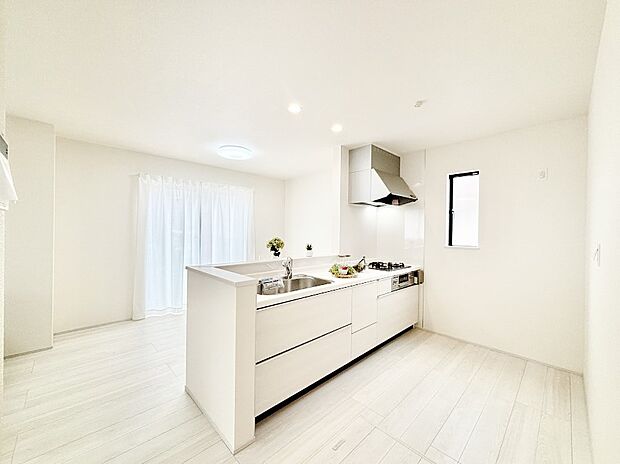 【ダイニングキッチン】料理をしながらご家族との会話を楽しめる対面カウンターキッチン