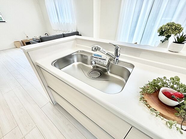 【その他設備(シンク)】広々としたシンクでお料理やお皿洗いもラクラク快適に!