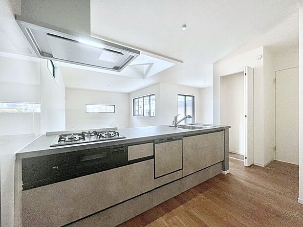 【キッチン】毎日使うキッチンだから、使いやすさ&お手入れのしやすさにこだわりました。