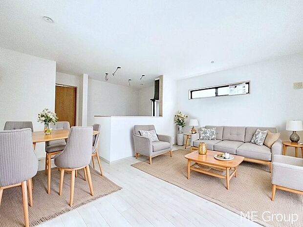 【リビング】家族の和やかな会話が聞こえてきそう。開放感のあるリビングです。※家具はCGです  