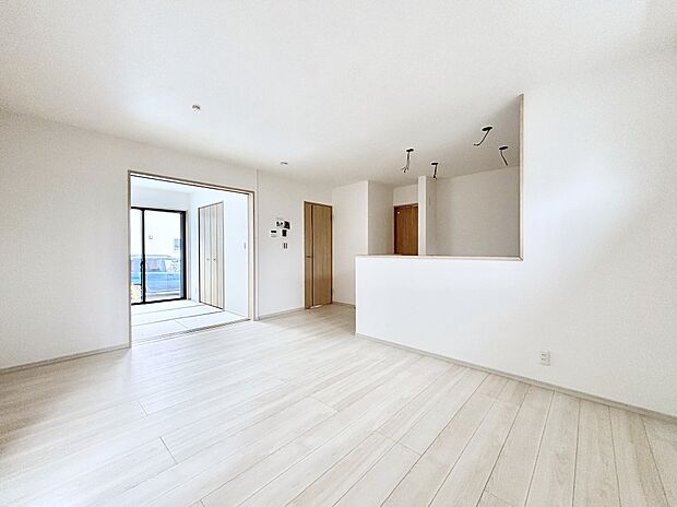 【ダイニング】家族の笑顔が自然と生まれてくる、そんな雰囲気のダイニングに仕上がっています。