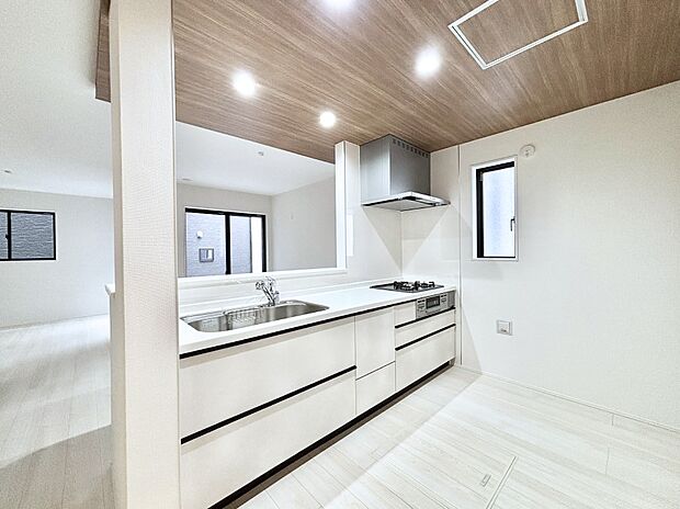 【ダイニングキッチン】料理をしながらでもご家族との会話を楽しめる対面キッチン