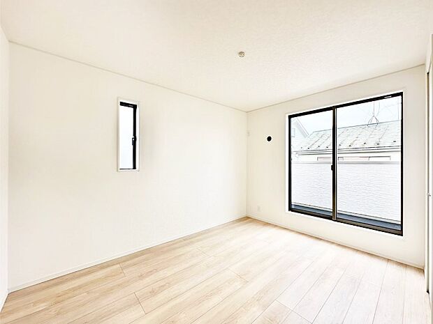 【寝室】２面採光なので、明るく風通しも良く心地良い生活が送れます。