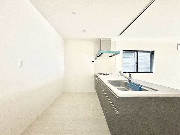 【キッチン】ゆとりあるキッチンではご家族と楽しくお料理ができます。