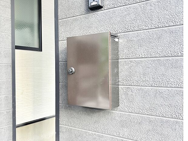 【その他現地】シンプルデザインのポスト。