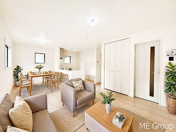 【リビング】ご家族の賑やかな話し声で包まれる明るいリビング 　※家具はCGです