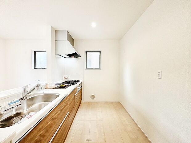 【キッチン】爽やかな風が通り抜けるキッチン。窓があるので明るく換気にも役立ちます。