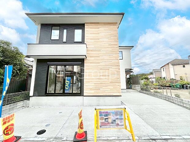 【現地外観写真】洗練された外観、上質な住空間が広がる室内は永く安心して過ごせる住居です。