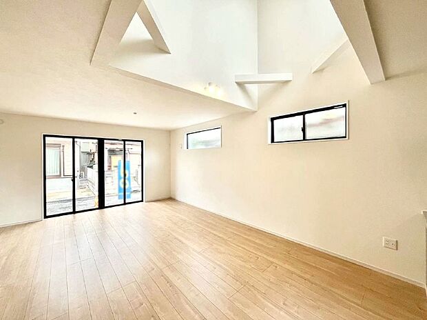 【ダイニング】大きな窓からたっぷりの陽光と風を感じられるリビング