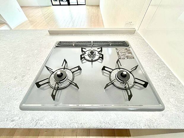 【その他設備(Siセンサーコンロ)】ガスコンロはSiセンサー搭載。火力調節や焦げ付き・消し忘れも防いでくれます。