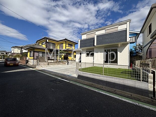 【現地外観写真】たっぷりの陽光と心地よい風が舞い込む住まい 