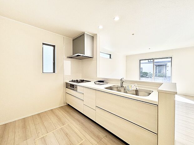 【ダイニングキッチン】料理をしながらご家族との会話を楽しめる対面カウンターキッチン