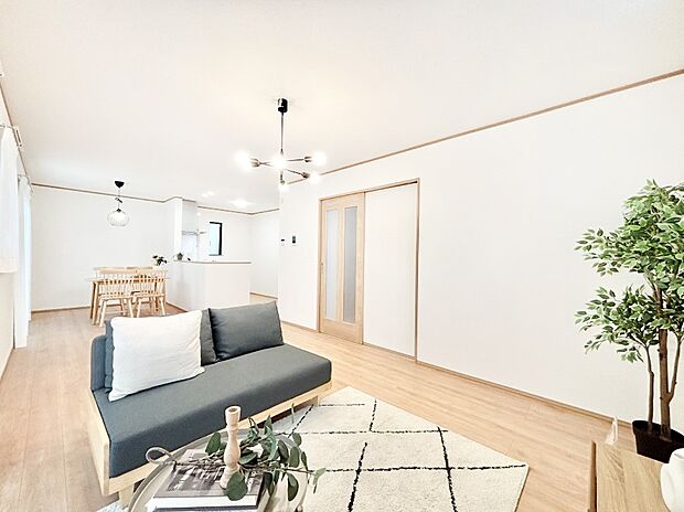 【リビング】ゆとりある広さが嬉しいリビングは家族みんなの憩いの空間です