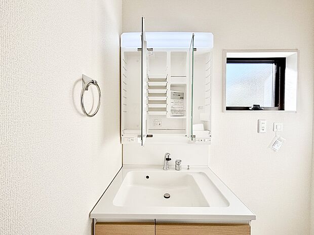 【その他設備(三面鏡裏収納)】三面鏡の裏に、化粧品や衛生用品などを収納可能。洗面台をすっきりと保ちます!