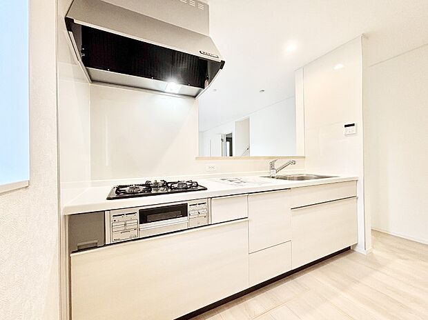 【ダイニングキッチン】料理をしながらご家族との会話を楽しめる対面カウンターキッチン