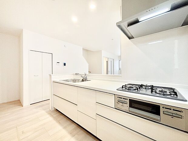 【ダイニングキッチン】カウンター越しにお話しをしながら毎日のお料理をもっと楽しく