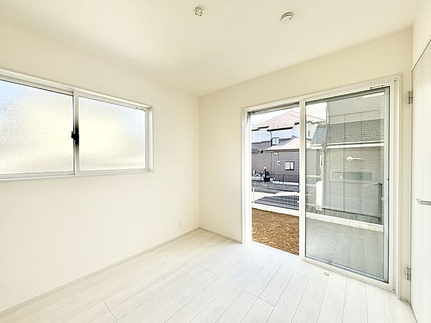 【寝室】窓からのやさしい光が心地よいプライベートルーム