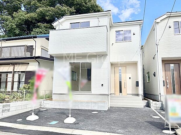 【現地外観写真】洗練された外観、上質な住空間が広がる室内は永く安心して過ごせる住居です。 