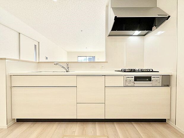 【キッチン】広々とした使い勝手の良いキッチンで日々のお料理も楽しくなりそう