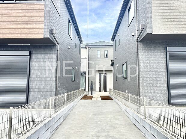 【現地外観写真】奥まった敷地にあるプライベートを保てる住まい