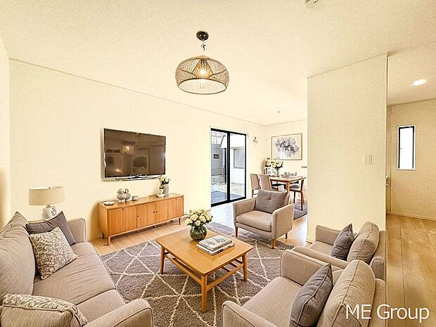 【リビング】ご家族の賑やかな話し声で包まれる明るいリビング  ※家具はCGです