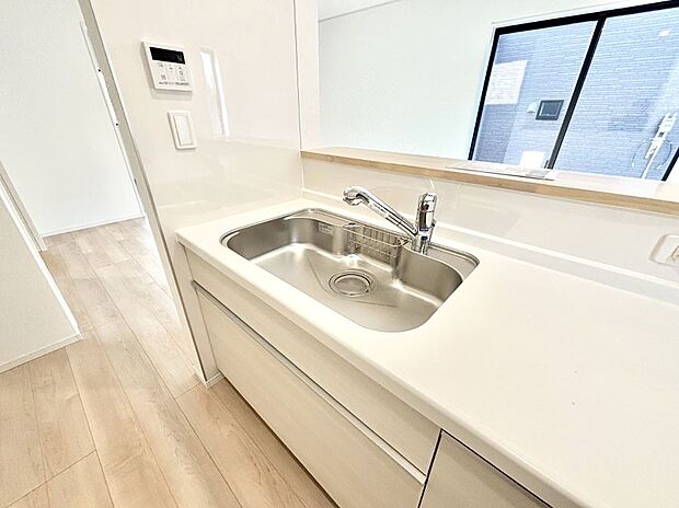 【その他設備(シンク)】広々としたシンクでお料理やお皿洗いもラクラク快適に！