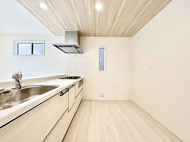 【キッチン】ゆとりあるキッチンではご家族と楽しくお料理ができます。