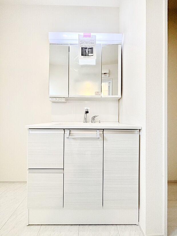 【洗面台・洗面所】スタイリングに便利な三面鏡、ミラーキャビネットで細かい物スッキリ