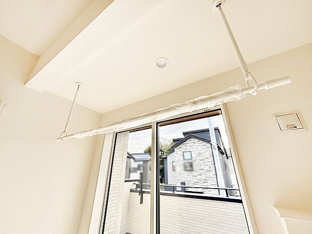 【その他設備(室内物干し)】室内物干しポール。梅雨や花粉の時期に大活躍します。