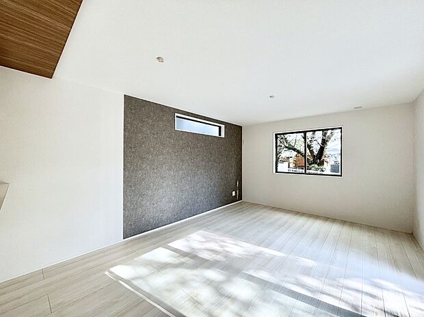 【リビングダイニング】アクセントクロスがお洒落なリビング。家族でのんびりくつろげる広々スペース。