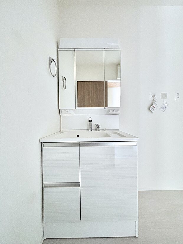 【洗面台・洗面所】大きく見やすい三面鏡で清潔感ある洗面台は、身だしなみチェックや肌のお手入れにおすすめです。